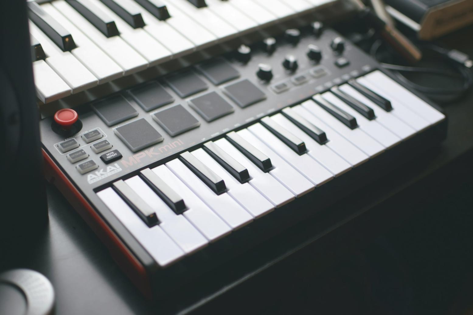 Internationale Studierende bei Live-Sound Setup